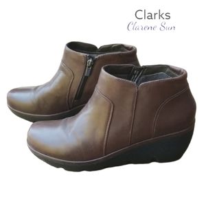 EUC CLARKS CLARENE SUN Brown Leather Wedge Heel Ankle Boot Bootie Shoe Women 10